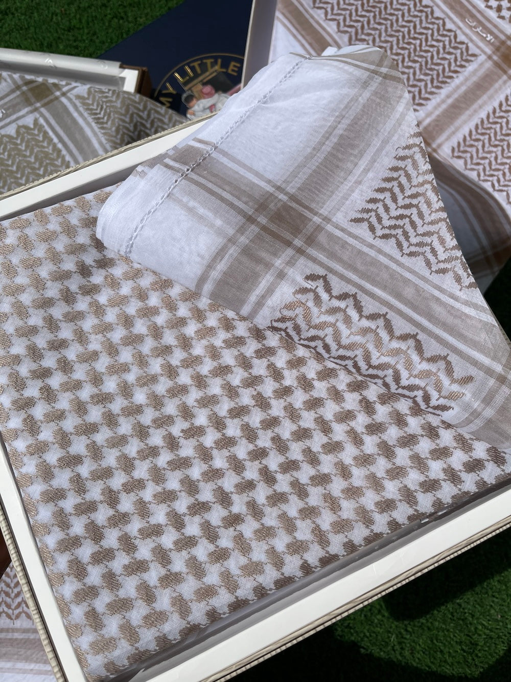 كوفية فاخرة باللون الذهبي الفاتح – وشاح تقليدي من القطن القاسي