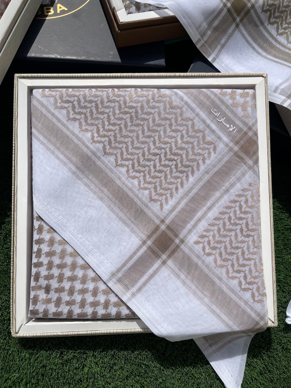 كوفية فاخرة باللون الذهبي الفاتح – وشاح تقليدي من القطن القاسي