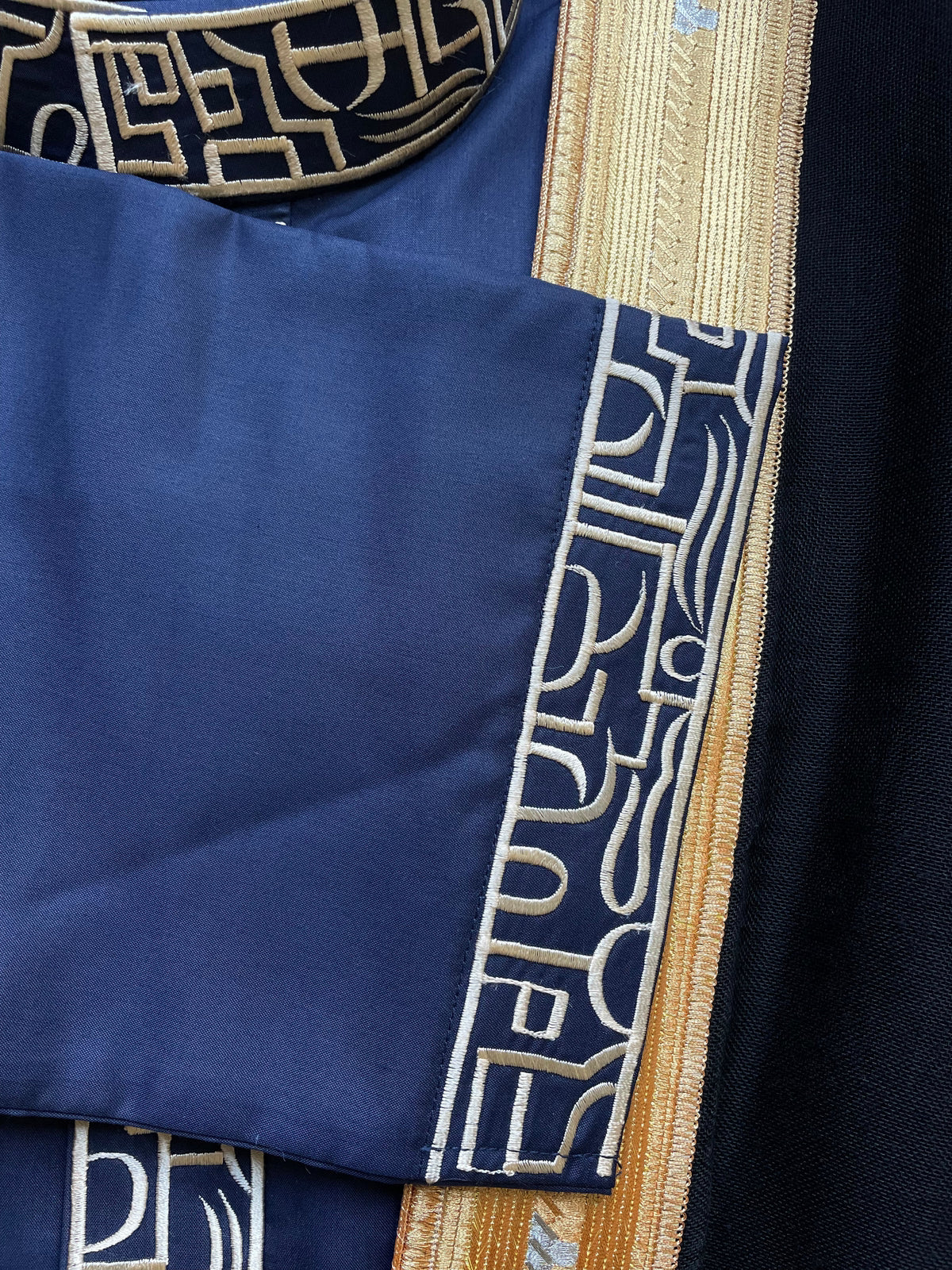 Mens Blue Thobe with Gold Embroidery 5 Pcs Set