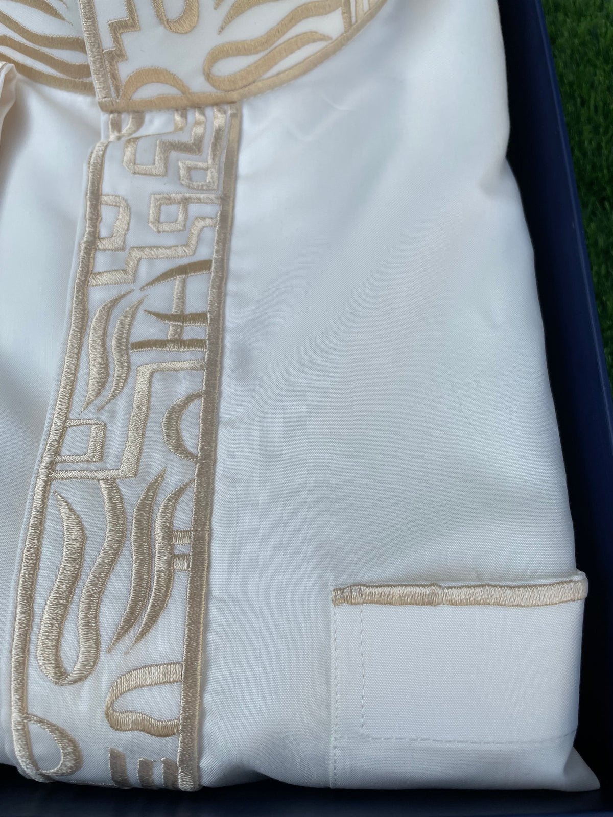 Mens White Kuwaiti Thobe With Gold Embroidery (Jubba)