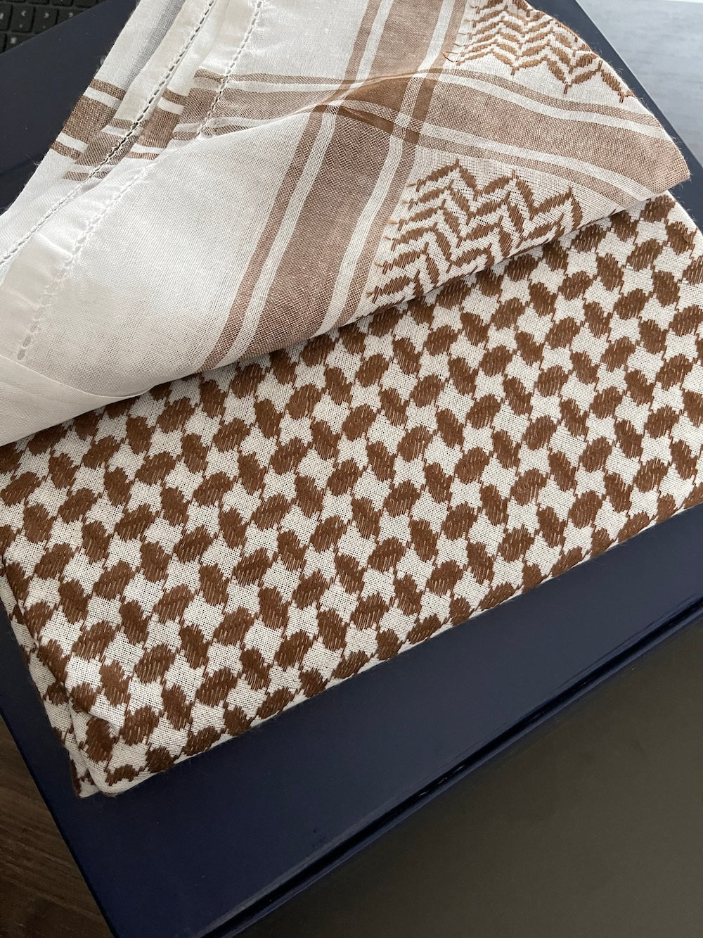 وشاح كوفية كلاسيكي بني وأبيض للجنسين