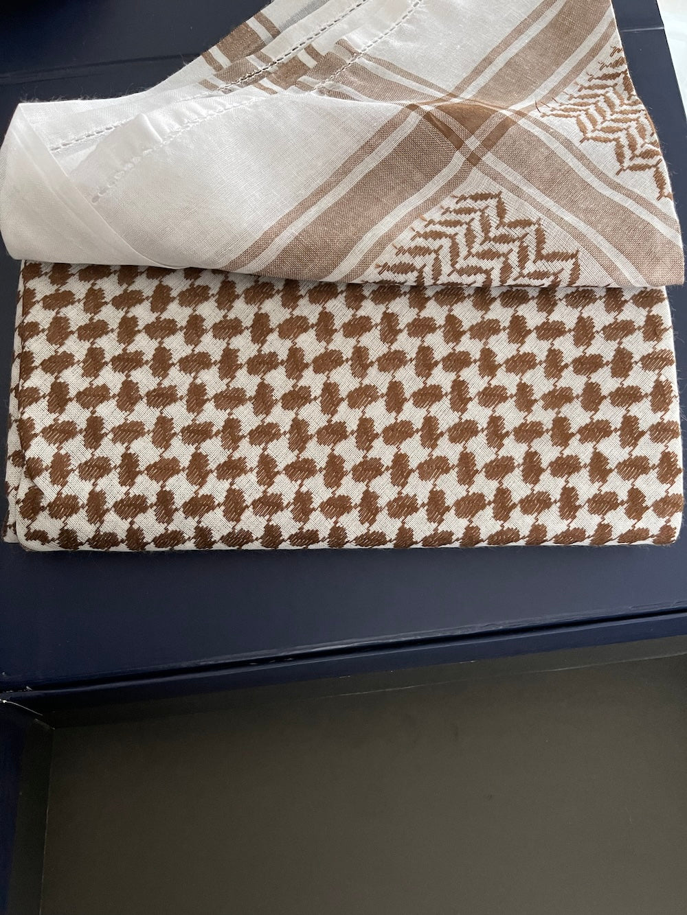 وشاح كوفية كلاسيكي بني وأبيض للجنسين