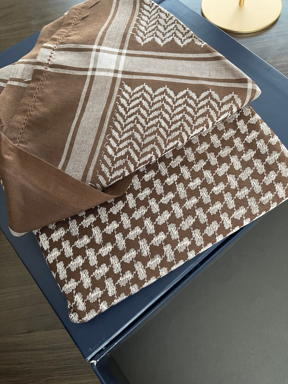 وشاح كوفية كلاسيكي بني وفضي للجنسين