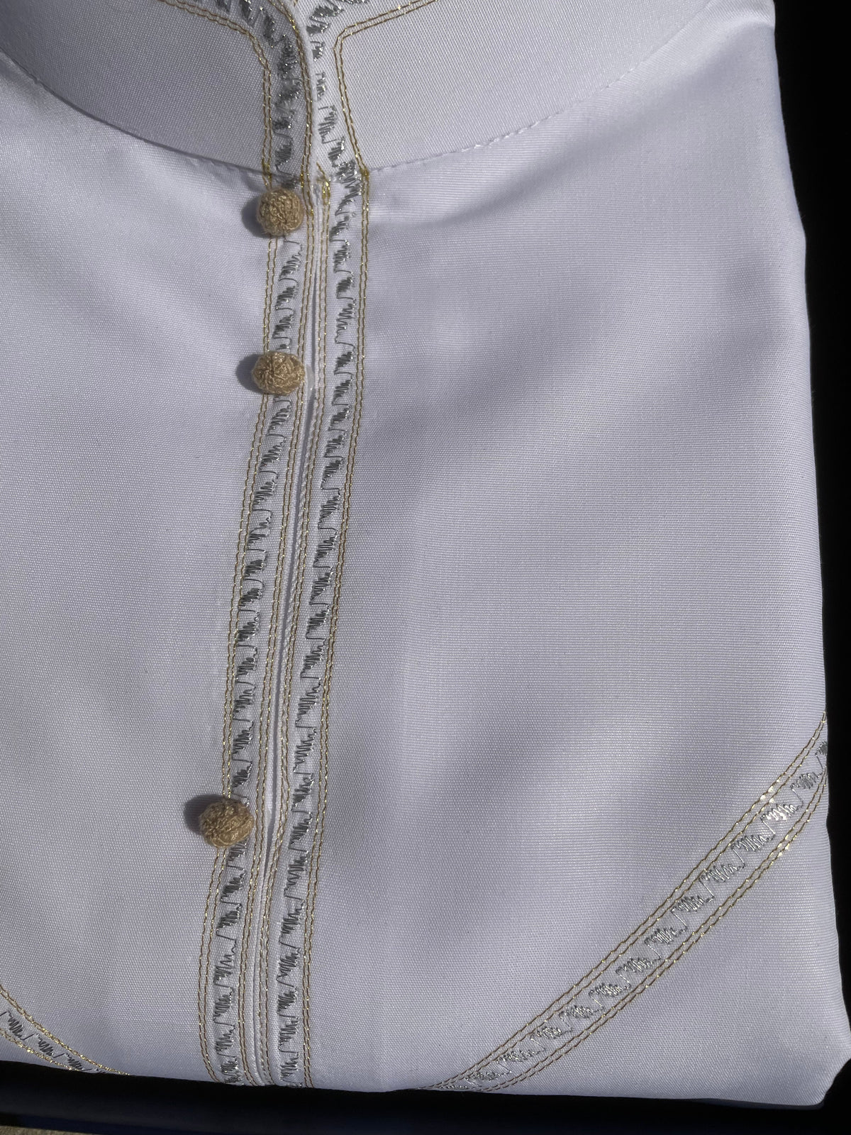 Mens White Bahraini Thobe with Gold and Silver Embroidery