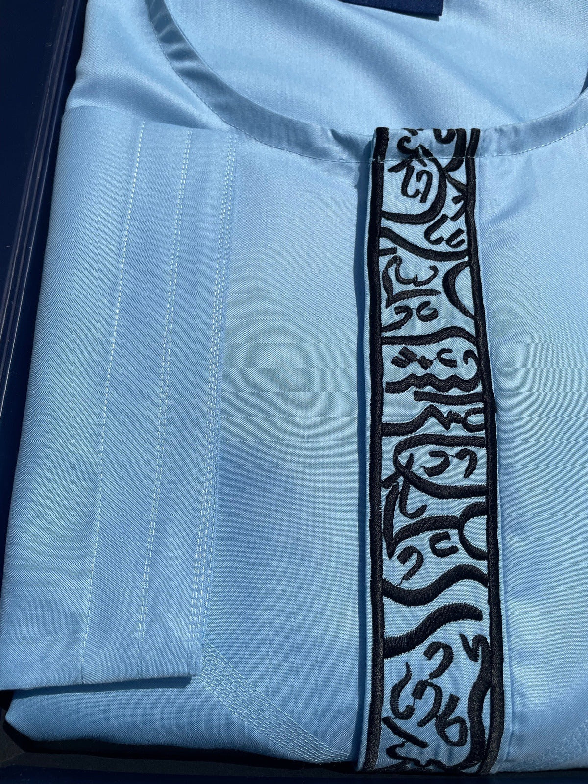 Mens Blue Emirati Thobe with Black Calligraphy